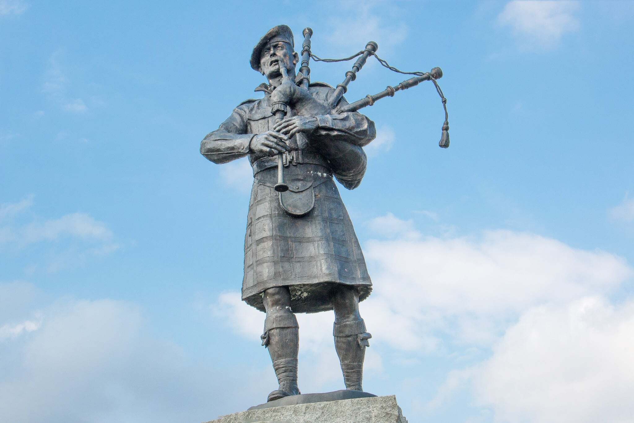 Memorial for the Highland Regiments bagpiper statue