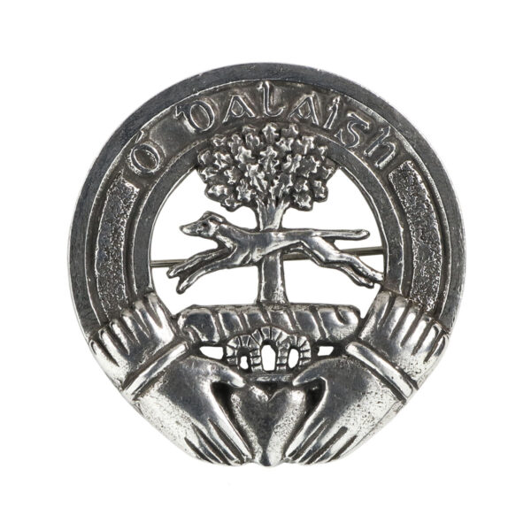 An Irish Family Crest Cap Badge/Brooch with an image of a dog.