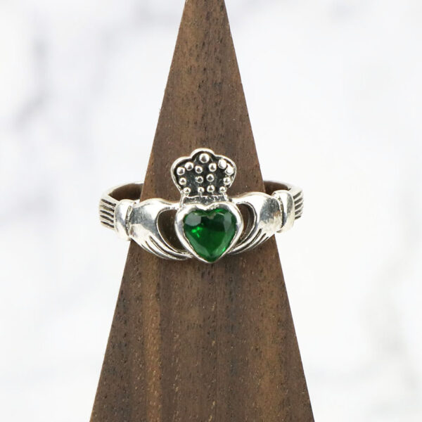 An Emerald Green Claddagh Ring featuring a heart of vibrant green.