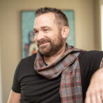 Jamie Fraser, the protagonist of OUTLANDER, wearing a Tartan Scarf - OUTLANDER Premium Wool - Jamie Fraser Special.