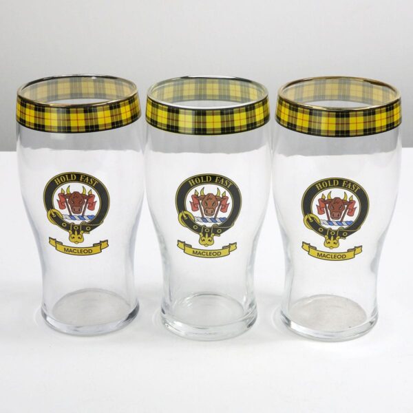 Scottish MacLeod of Lewis Clan Crest Tartan pub glasses are designed with the unique tartan pattern and are perfect for pubs.