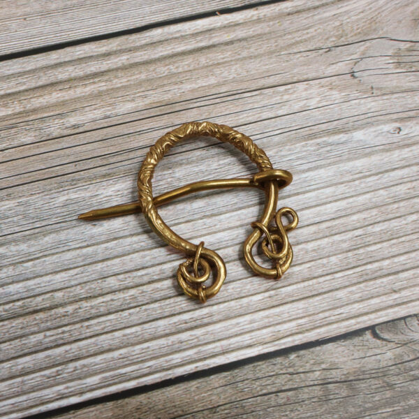 An stunning Entangled Brass Penannular Brooch hair pin with a elegant circle on it.